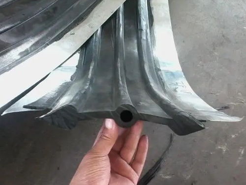 CB300*6钢边橡胶止水带